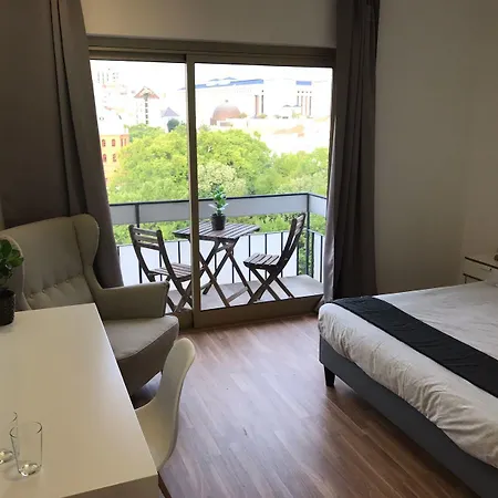 Republica 83 - Campo Pequeno בית הארחה