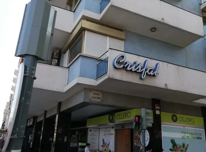 Republica 83 - Campo Pequeno 招待所 3*